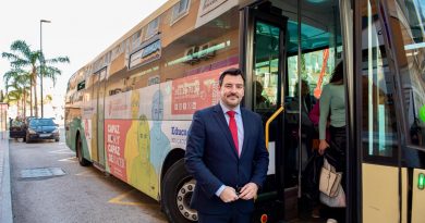 Rincón de la Victoria cuenta desde hoy  con una nueva línea de autobús que refuerza la conexión entre La Cala del Moral y Málaga capital