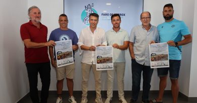 La XIII Travesía Solidaria a Nado Faro de Torrox se celebra este domingo a beneficio de la asociación Amigos de Anzaldo