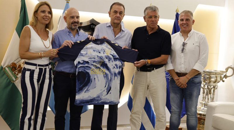 La Cueva de Nerja vuelve a destacar en la camiseta prematch del Málaga Club de Fútbol esta temporada 2026/27