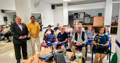 Vélez-Málaga acoge el taller “Prensa sin Edad” para ayudar a las personas mayores a detectar bulos y prevenir estafas digitales