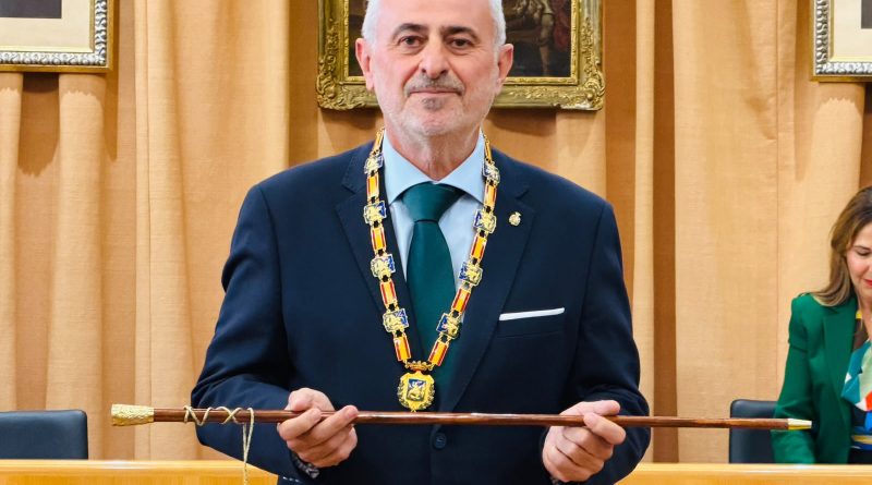 Jesús María Claros, elegido nuevo alcalde de Vélez-Málaga en un pleno marcado por el respeto a las víctimas del accidente ferroviario